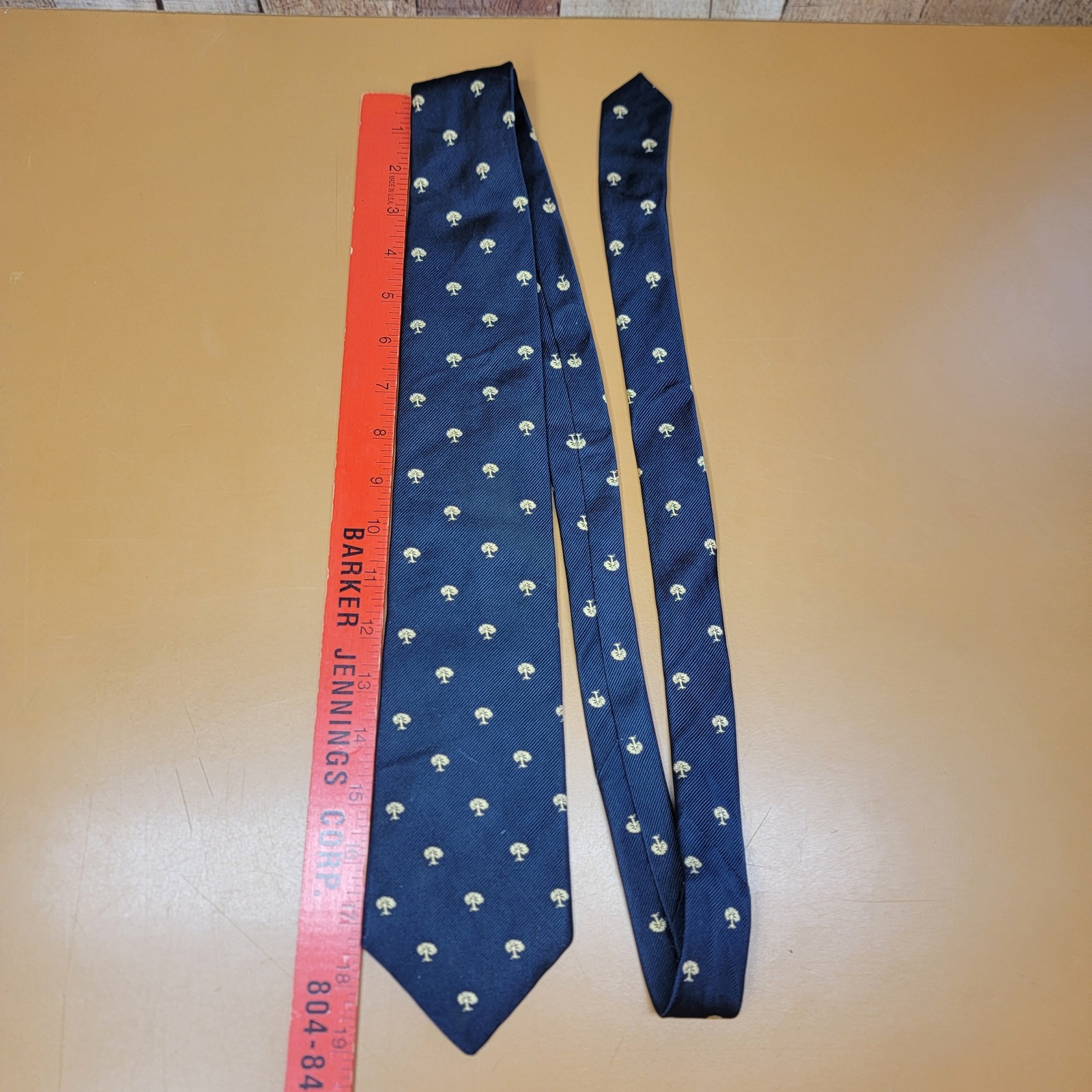 Alynn Mens Silk Tie Navy Blue Gold Buttonwood Club Tree Pattern 325 Inch Width